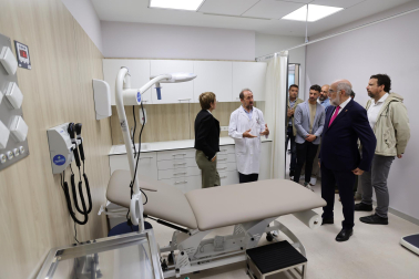 Una delegación del Gobierno de Navarra acudió este miércoles, 16 de septiembre, a la inauguración del nuevo centro de salud de Villava