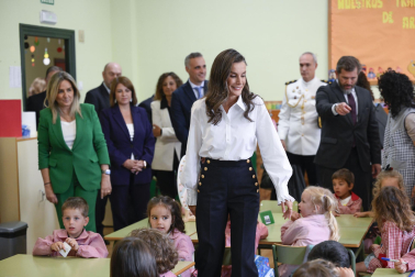 Fotos de la visita de la reina Letizia a su antiguo colegio, La Gesta, en Oviedo