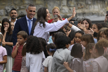 Fotos de la visita de la reina Letizia a su antiguo colegio, La Gesta, en Oviedo