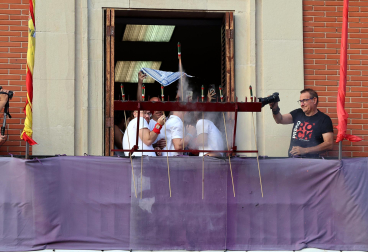 Representantes del colectivo LGTBI prendieron la mecha de las fiestas patronales.de las Angustias de Lodosa