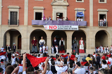 Representantes del colectivo LGTBI prendieron la mecha de las fiestas patronales.de las Angustias de Lodosa