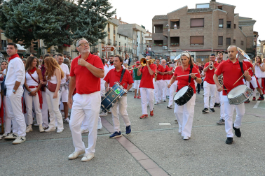 Representantes del colectivo LGTBI prendieron la mecha de las fiestas patronales.de las Angustias de Lodosa