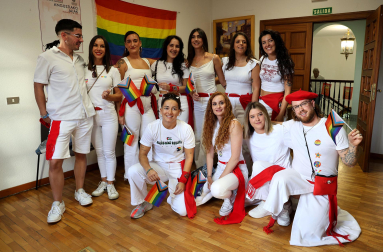 Representantes del colectivo LGTBI prendieron la mecha de las fiestas patronales.de las Angustias de Lodosa