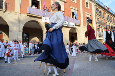 Representantes del colectivo LGTBI prendieron la mecha de las fiestas patronales.de las Angustias de Lodosa