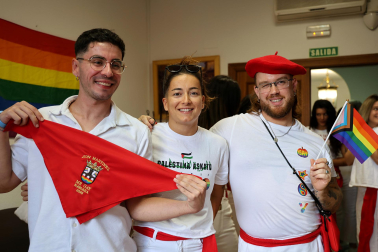 Representantes del colectivo LGTBI prendieron la mecha de las fiestas patronales.de las Angustias de Lodosa