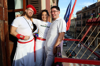 Representantes del colectivo LGTBI prendieron la mecha de las fiestas patronales.de las Angustias de Lodosa