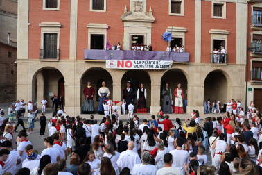 Representantes del colectivo LGTBI prendieron la mecha de las fiestas patronales.de las Angustias de Lodosa