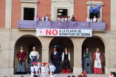 Representantes del colectivo LGTBI prendieron la mecha de las fiestas patronales.de las Angustias de Lodosa