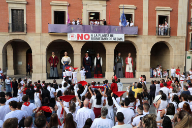 Representantes del colectivo LGTBI prendieron la mecha de las fiestas patronales.de las Angustias de Lodosa