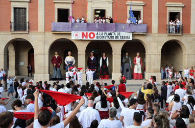 Representantes del colectivo LGTBI prendieron la mecha de las fiestas patronales.de las Angustias de Lodosa