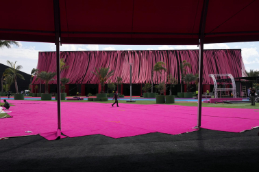 Fotos: Así es Macondo Park, el estadio y la 'ciudad' que se han construido para los 12 conciertos de Shakira en Madrid