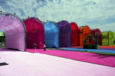 Fotos: Así es Macondo Park, el estadio y la 'ciudad' que se han construido para los 12 conciertos de Shakira en Madrid