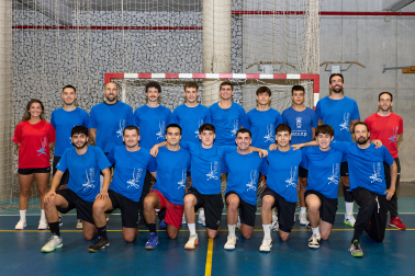 Integrantes del Balonmano Loyola, en el polideportivo del Colegio San Ignacio.
