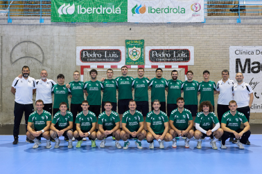 Componentes de la primera plantilla masculina del villavés Beti Onak.