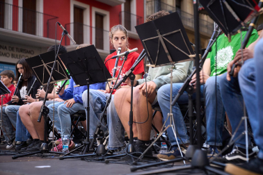 Fotos del alarde de Jóvenes Txistularis en la Plaza Consistorial