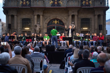 Fotos del alarde de Jóvenes Txistularis en la Plaza Consistorial