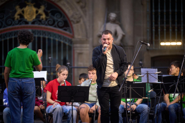 Fotos del alarde de Jóvenes Txistularis en la Plaza Consistorial