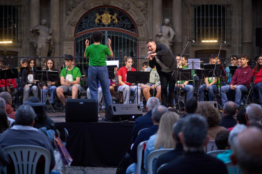 Fotos del alarde de Jóvenes Txistularis en la Plaza Consistorial