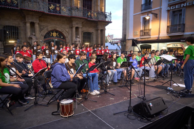 Fotos del alarde de Jóvenes Txistularis en la Plaza Consistorial