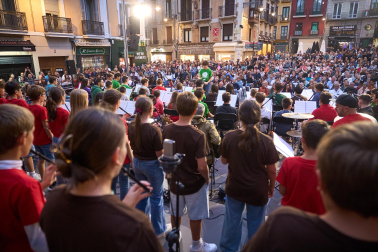 Fotos del alarde de Jóvenes Txistularis en la Plaza Consistorial