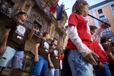Fotos del alarde de Jóvenes Txistularis en la Plaza Consistorial