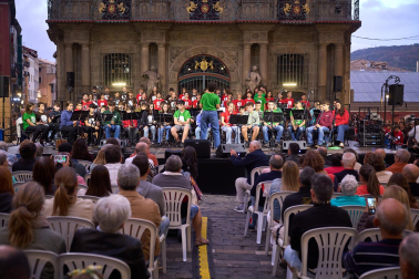 Fotos del alarde de Jóvenes Txistularis en la Plaza Consistorial