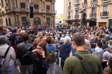 Fotos del alarde de Jóvenes Txistularis en la Plaza Consistorial