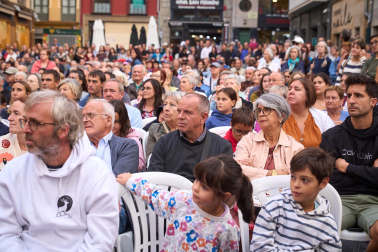 Fotos del alarde de Jóvenes Txistularis en la Plaza Consistorial