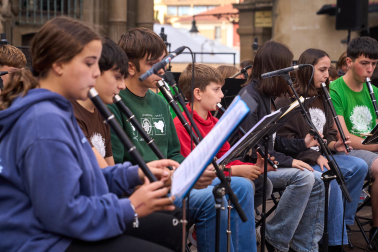 Fotos del alarde de Jóvenes Txistularis en la Plaza Consistorial