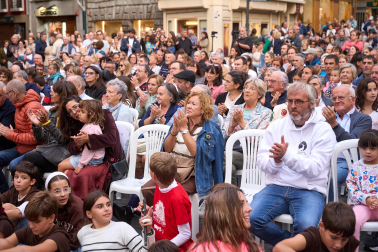 Fotos del alarde de Jóvenes Txistularis en la Plaza Consistorial