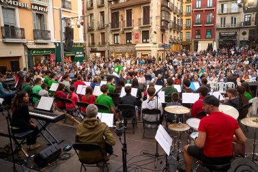 Fotos del alarde de Jóvenes Txistularis en la Plaza Consistorial