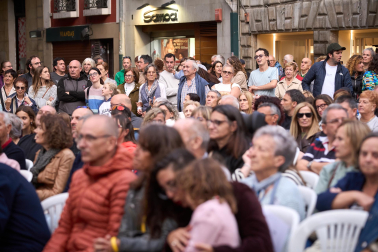 Fotos del alarde de Jóvenes Txistularis en la Plaza Consistorial
