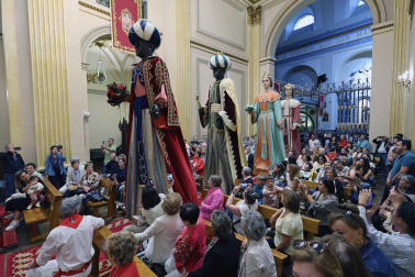Los gigantes de Peralta bailan en la capilla de San Fermín