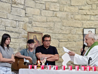 RECONOCIMIENTO Irune Aiesa (acordeonista), Koldo Pastor (guitarrista), Jesús Aiesa (cantautor) y el sacerdote Eugenio Lecumberri
