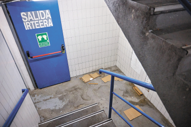 Cartones desperdigados en la puerta de acceso a la planta -3.