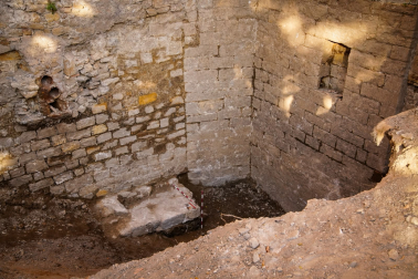 Vídeo de la presentación del hallazgo de una segunda 'Puerta de los Canónigos' y una moneda islámica (c. siglo VIII) en la trasera de la catedral de Pamplona