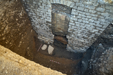 Fotos de los hallazgos arqueológicos encontrados en las excavaciones en la trasera de la catedral de Pamplona