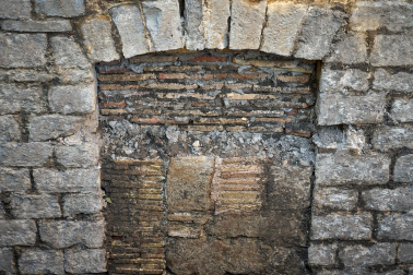 Fotos de los hallazgos arqueológicos encontrados en las excavaciones en la trasera de la catedral de Pamplona