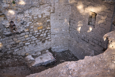 Fotos de los hallazgos arqueológicos encontrados en las excavaciones en la trasera de la catedral de Pamplona