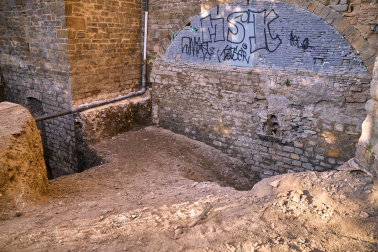 Fotos de los hallazgos arqueológicos encontrados en las excavaciones en la trasera de la catedral de Pamplona