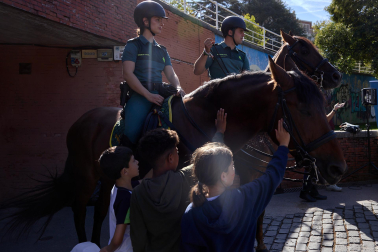 Perros, caballos, helicóptero y hasta una moto acuática en la Plaza de Fueros de Pamplona durante la jornada de la Guardia Civil de acercamiento a la población