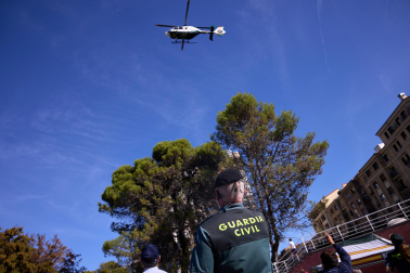 Perros, caballos, helicóptero y hasta una moto acuática en la Plaza de Fueros de Pamplona durante la jornada de la Guardia Civil de acercamiento a la población