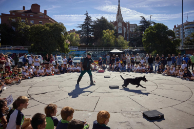 Perros, caballos, helicóptero y hasta una moto acuática en la Plaza de Fueros de Pamplona durante la jornada de la Guardia Civil de acercamiento a la población