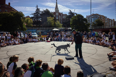 Perros, caballos, helicóptero y hasta una moto acuática en la Plaza de Fueros de Pamplona durante la jornada de la Guardia Civil de acercamiento a la población