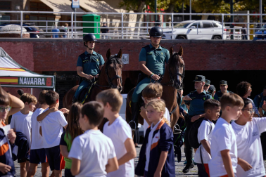 Perros, caballos, helicóptero y hasta una moto acuática en la Plaza de Fueros de Pamplona durante la jornada de la Guardia Civil de acercamiento a la población