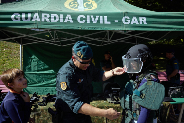 Perros, caballos, helicóptero y hasta una moto acuática en la Plaza de Fueros de Pamplona durante la jornada de la Guardia Civil de acercamiento a la población