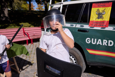 Perros, caballos, helicóptero y hasta una moto acuática en la Plaza de Fueros de Pamplona durante la jornada de la Guardia Civil de acercamiento a la población