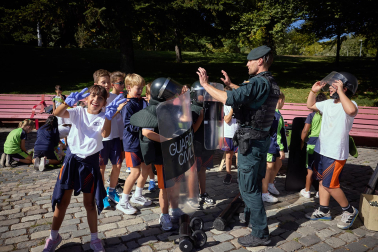 Perros, caballos, helicóptero y hasta una moto acuática en la Plaza de Fueros de Pamplona durante la jornada de la Guardia Civil de acercamiento a la población