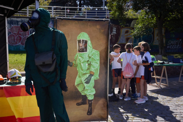 Perros, caballos, helicóptero y hasta una moto acuática en la Plaza de Fueros de Pamplona durante la jornada de la Guardia Civil de acercamiento a la población