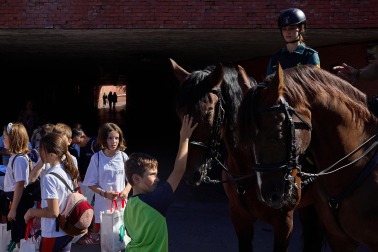 Perros, caballos, helicóptero y hasta una moto acuática en la Plaza de Fueros de Pamplona durante la jornada de la Guardia Civil de acercamiento a la población